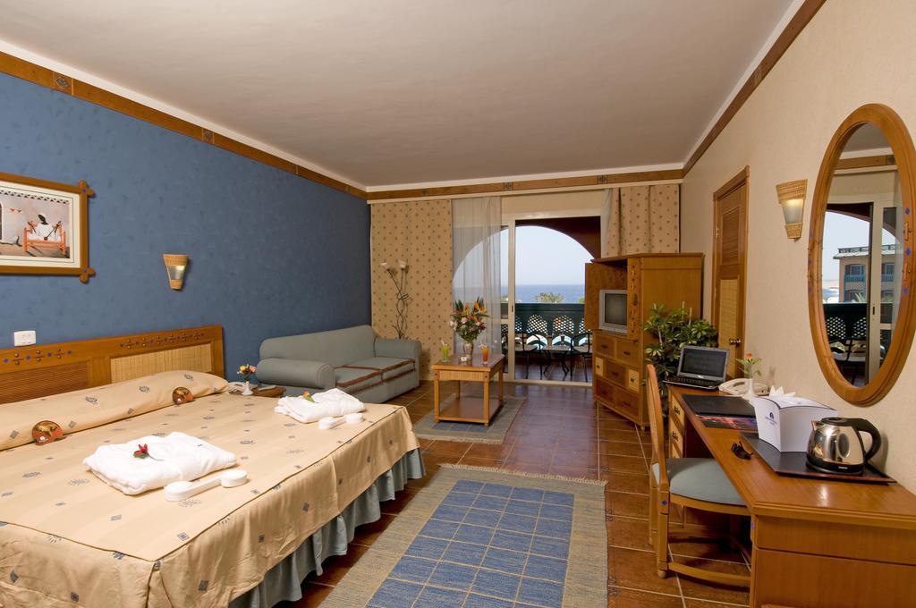 Standard Dreibettzimmer mit Blick auf den Pool